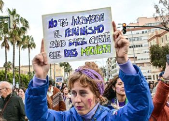 Uno de las pancartas en la mani feminista / FOTO: Eulogio García
