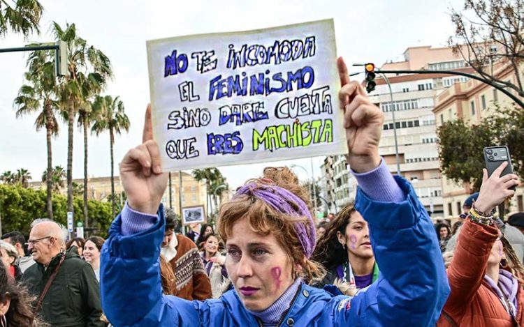 Uno de las pancartas en la mani feminista / FOTO: Eulogio García