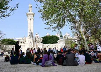 Animarte cierra el acto con los escolares asistentes / FOTO: Eulogio García