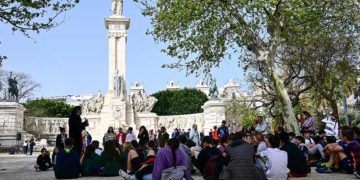 Animarte cierra el acto con los escolares asistentes / FOTO: Eulogio García