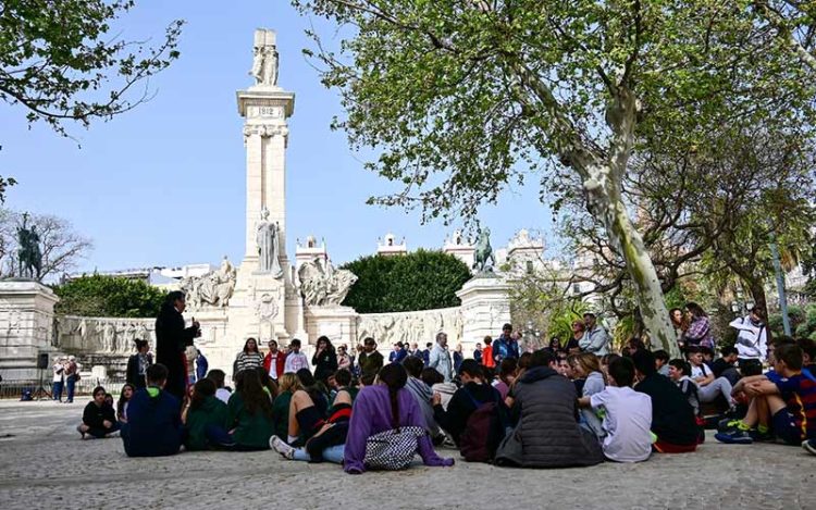 Animarte cierra el acto con los escolares asistentes / FOTO: Eulogio García