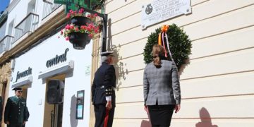 Homenaje ante la placa que recuerda aquel hecho histórico / FOTO: Ayto.
