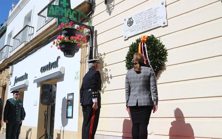 Homenaje ante la placa que recuerda aquel hecho histórico / FOTO: Ayto.