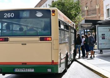 Parada de bus en la avenida del Puerto / FOTO: Eulogio García