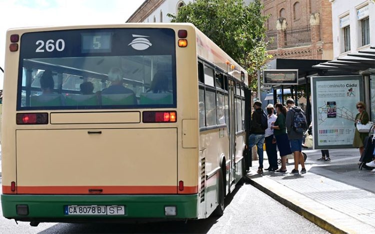 Parada de bus en la avenida del Puerto / FOTO: Eulogio García