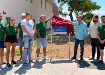 Beardo desvelando la calle Beso de Judas en agosto de 2022 / FOTO: Ayto.
