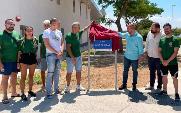 Beardo desvelando la calle Beso de Judas en agosto de 2022 / FOTO: Ayto.