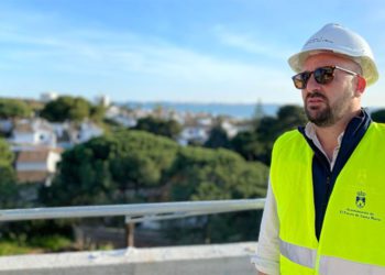 El alcalde en un posado con casco de obra / FOTO: Ayto.