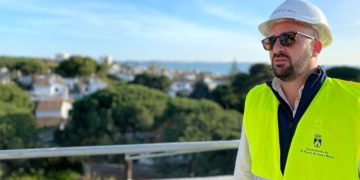 El alcalde en un posado con casco de obra / FOTO: Ayto.