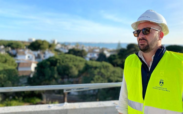 El alcalde en un posado con casco de obra / FOTO: Ayto.