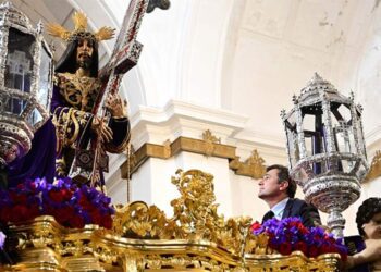 El alcalde colocando el bastón a los pies de la imagen / FOTO: Ayto.