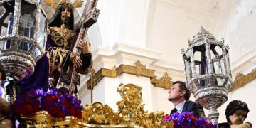 El alcalde colocando el bastón a los pies de la imagen / FOTO: Ayto.