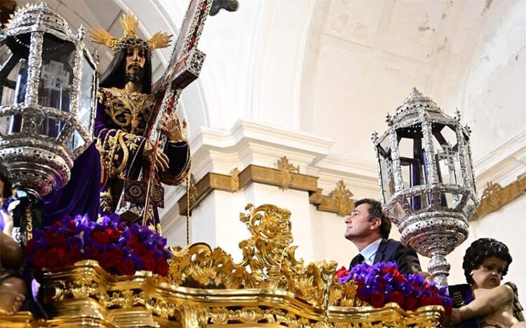 El alcalde colocando el bastón a los pies de la imagen / FOTO: Ayto.