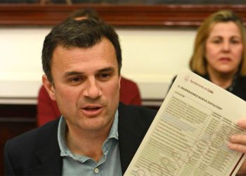 El alcalde mostrando el supuesto borrador entregado a la oposición / FOTO: Ayto.