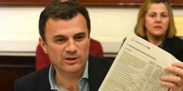 El alcalde mostrando el supuesto borrador entregado a la oposición / FOTO: Ayto.