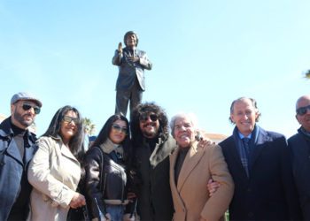 Posado con la escultura de Rancapino / FOTO: Ayto.