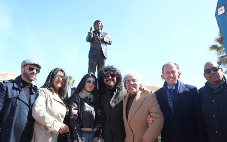 Posado con la escultura de Rancapino / FOTO: Ayto.