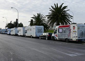 Varias autocaravanas aparcadas en la Zona Franca / FOTO: Eulogio García