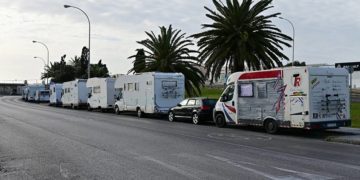 Varias autocaravanas aparcadas en la Zona Franca / FOTO: Eulogio García