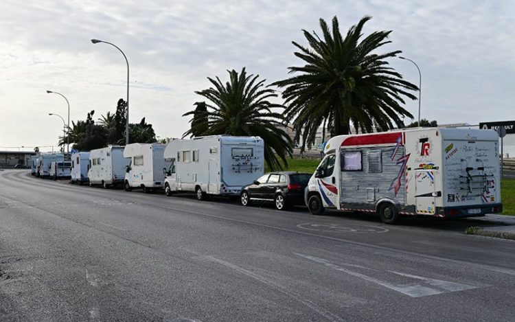 Varias autocaravanas aparcadas en la Zona Franca / FOTO: Eulogio García