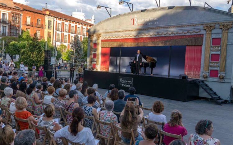 Camión tráiler convertido en escenario itinerante / FOTO: Teatro Real