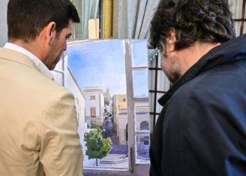 Observando de cerca la obra junto a su autor (a la izquierda) / FOTO: Eulogio García