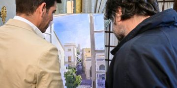 Observando de cerca la obra junto a su autor (a la izquierda) / FOTO: Eulogio García