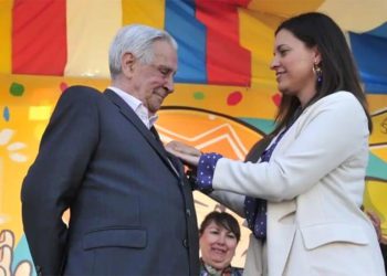 Cavada entregando una condecoración carnavalesca a De Celis años atrás / FOTO: PSOE