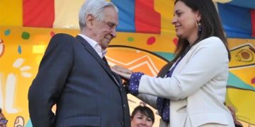 Cavada entregando una condecoración carnavalesca a De Celis años atrás / FOTO: PSOE