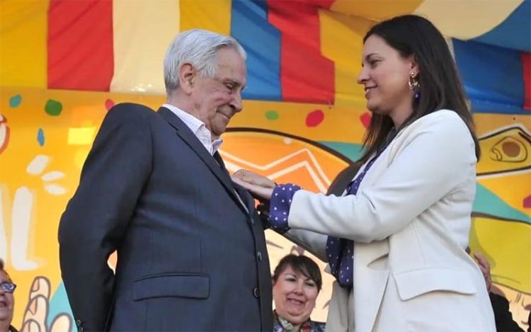 Cavada entregando una condecoración carnavalesca a De Celis años atrás / FOTO: PSOE