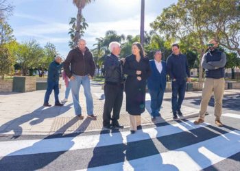 Cruzando un paso de peatones recién pintado / FOTO: Ayto.