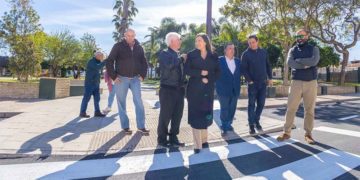 Cruzando un paso de peatones recién pintado / FOTO: Ayto.