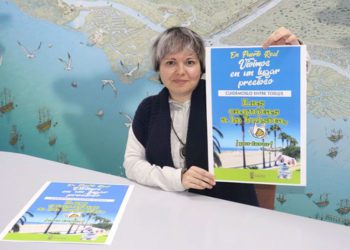 Mena con el cartel de la campaña / FOTO: Ayto.