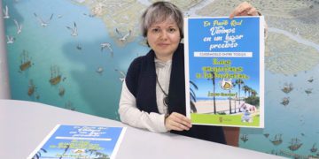 Mena con el cartel de la campaña / FOTO: Ayto.