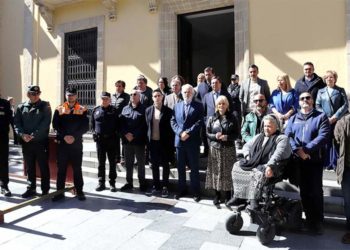 Concentración a las puertas del Consistorio jerezano / FOTO: Ayto.
