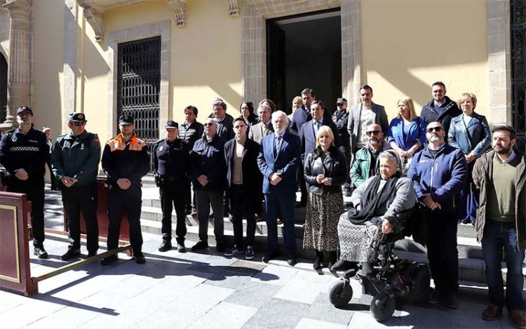 Concentración a las puertas del Consistorio jerezano / FOTO: Ayto.