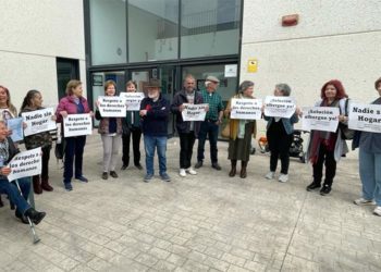 Protesta a las puertas del albergue / FOTO: Apdha