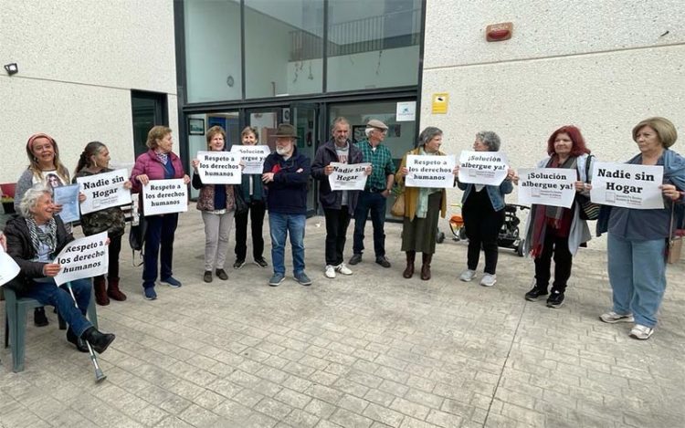 Protesta a las puertas del albergue / FOTO: Apdha