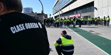 Compañeros de Acerinox han participado en la concentración de apoyo / FOTO: Eulogio García