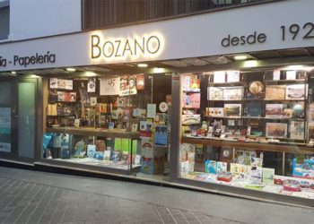 El escaparate de la librería al inicio de la calle Rosario / FOTO: Librería Bozano