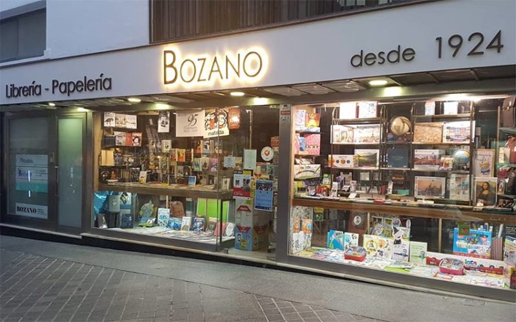 El escaparate de la librería al inicio de la calle Rosario / FOTO: Librería Bozano