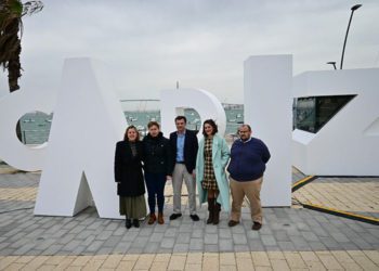 Posado junto a la flamante oficina de turismo / FOTO: Eulogio García