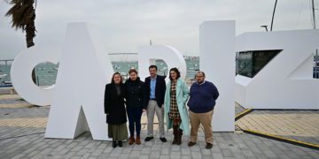 Posado junto a la flamante oficina de turismo / FOTO: Eulogio García