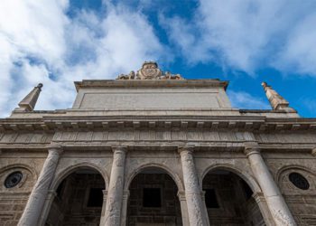 La portada del edificio histórico tras el último adecentamiento / FOTO: Ayto.