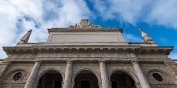 La portada del edificio histórico tras el último adecentamiento / FOTO: Ayto.