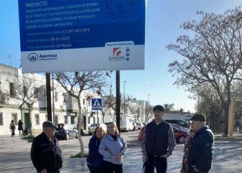 Representantes vecinales bajo la valla informativa de las obras de Apemsa / FOTO: Flave