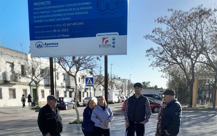 Representantes vecinales bajo la valla informativa de las obras de Apemsa / FOTO: Flave