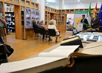 Comparecencia presentando la donación recibida / FOTO: Eulogio García