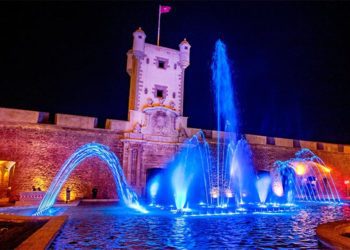 La fuente de Puertas de Tierra el pasado enero también de azul por el bicentenario de la Policía Nacional / FOTO: Aguas de Cádiz