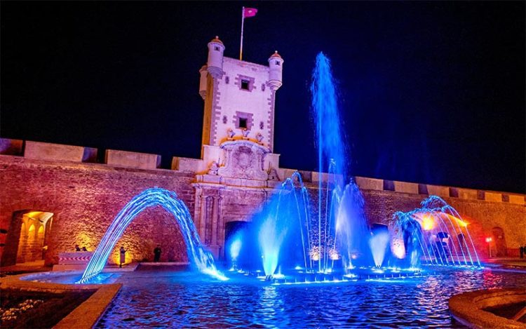 La fuente de Puertas de Tierra el pasado enero también de azul por el bicentenario de la Policía Nacional / FOTO: Aguas de Cádiz
